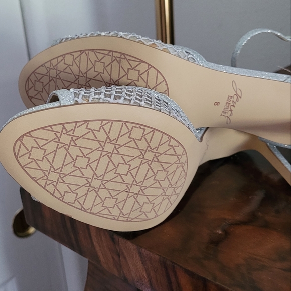 Badgley Mischka  silver ankle strap shoe size 8 NWOT - Picture 6 of 8